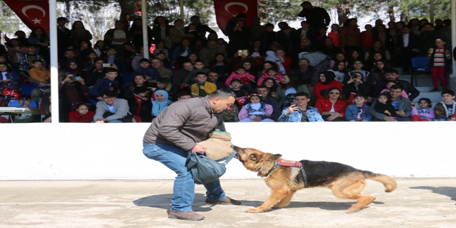 Jandarmadan ocuklar iin dedektr kpeklerle gsteri