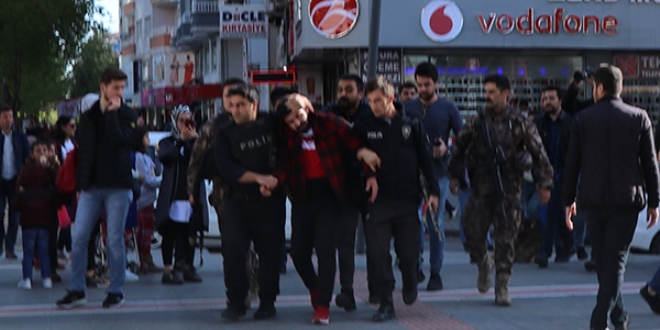 Tartt eini, kafasna silah dayayarak rehin ald