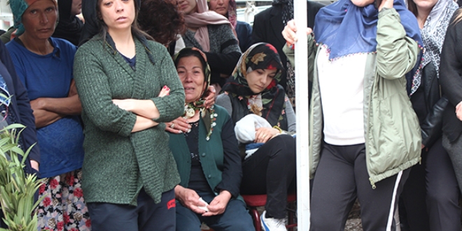 Bebeini kaybeden anne bebeinin battaniyesini elinden drmedi