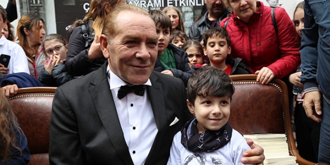 Atatürk'e benzeyen tiyatro sanatçısına Artvin'de yoğun ilgi