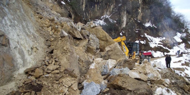 Giresun'da heyelan kara yolunu kapatt