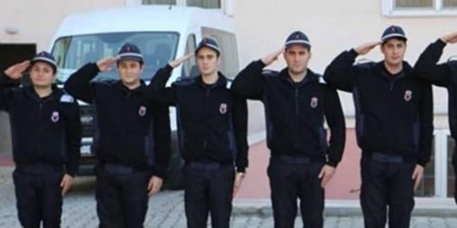 Hükümlü, iki infaz koruma memurunu yaraladı