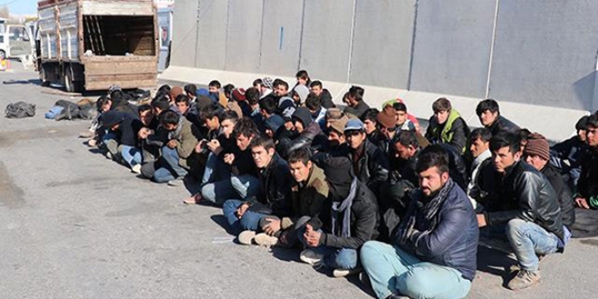 Kamyon kasasnda 10 gn... Tam 100 kii kt