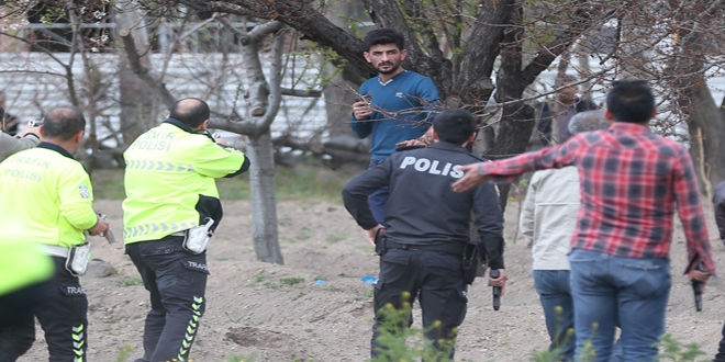 Dur ihtarına uymayan araçtan polise ateş