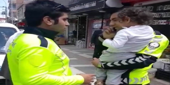 Kaybolan çocuğa polis şefkati