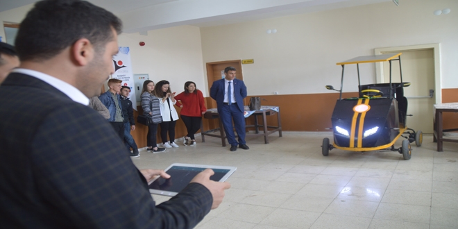 Liseli öğrenciler güneş enerjisi ile çalışan 'Eleşkit'i tanıttı
