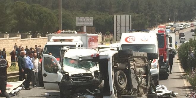 İki araç çarpıştı... 3'ü çocuk 7 kişi hayatını kaybetti