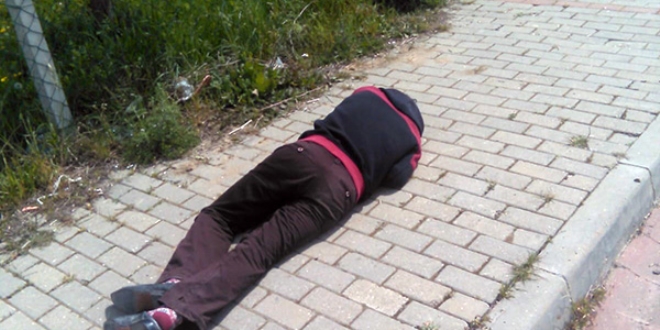 Yol kenarında yüzüstü yatarken bulundu
