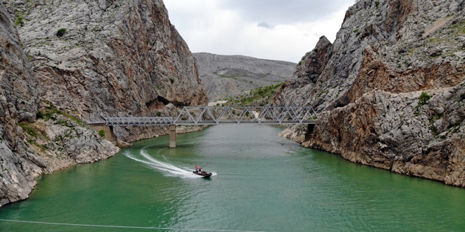 Muhteşem manzarasıyla Fırat üzerinde zipline keyfi