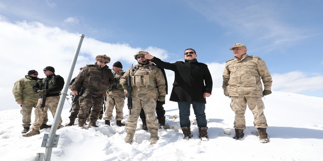 Vali Akbıyık'tan sınırdaki üs bölgelerine ziyaret