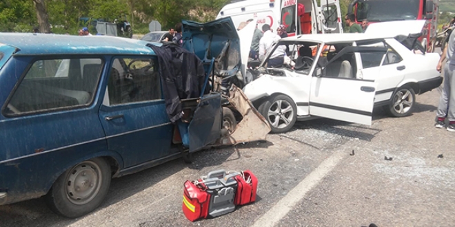 Balıkesir'de iki otomobil çarpıştı: 1 ölü, 6 yaralı