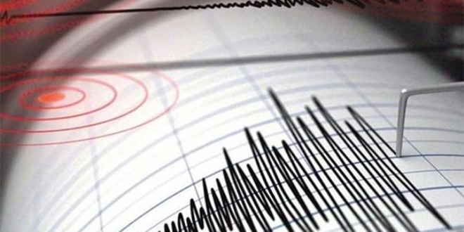İzmir'de korkutan deprem! Çevre ilçelerden de hissedildi