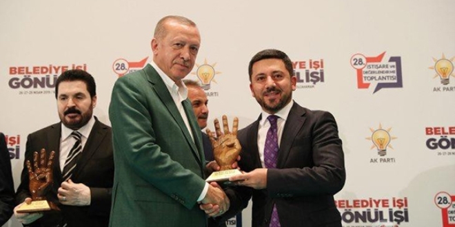 Erdoğan'dan Belediye Başkanı Arı'ya ödül