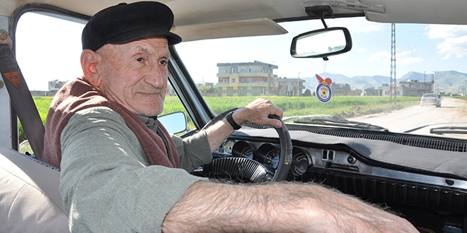 87'lik delikanlı, 47 yıllık otomobiline gözü gibi bakıyor
