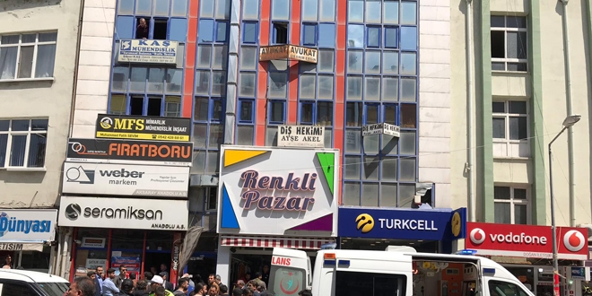 Avukatı bürosunda öldürüp intihar etti