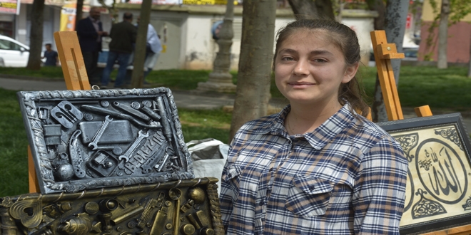 Atık malzemelerle yaptıkları 'tablolarla' sergi açtılar