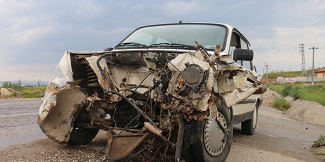İkiye ayrılan otomobilinden sağ çıktı