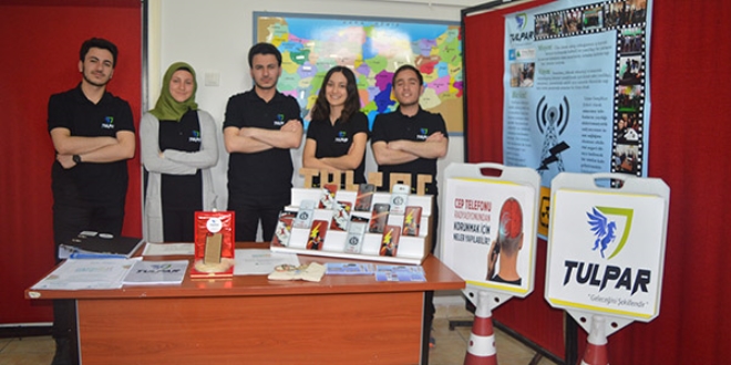 Kenevirden yaptıkları cep telefonu kabı ile radyasyonu engellediler