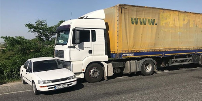 Otomobil tırın önünde 300 metre sürüklendi