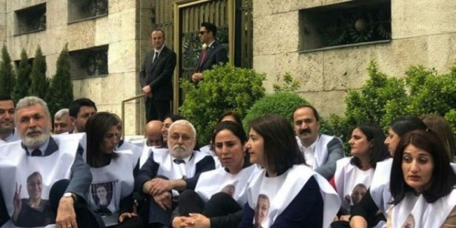 HDP milletvekilleri TBMM'de oturma eylemi yaptı