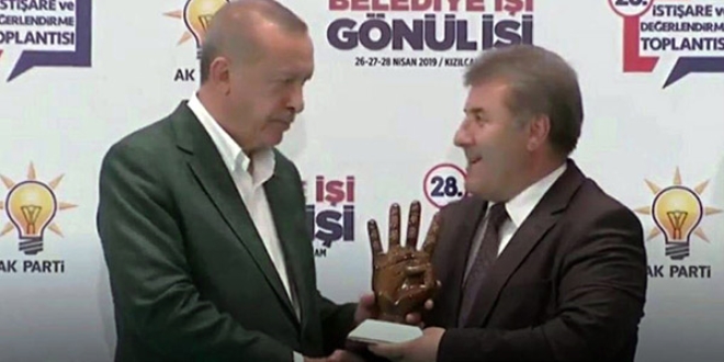 Rekor kıran başkan ödülünü Cumhurbaşkanının elinden aldı