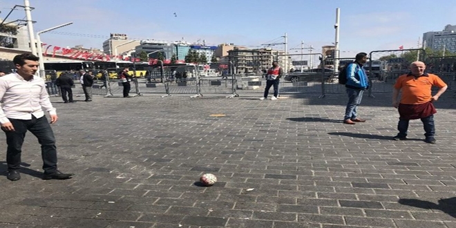 Taksim meydanında esnaf top oynadı