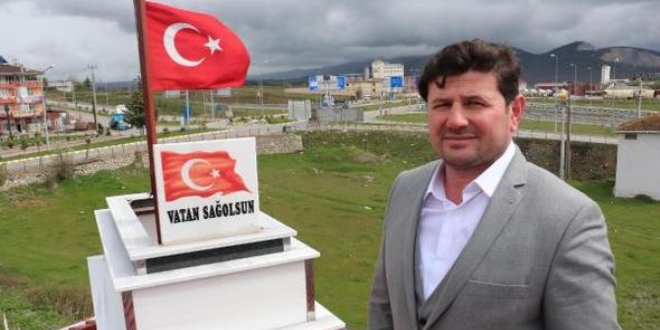 Çatıya yerleştirdiği mezarla üne kavuştu, muhtar seçildi