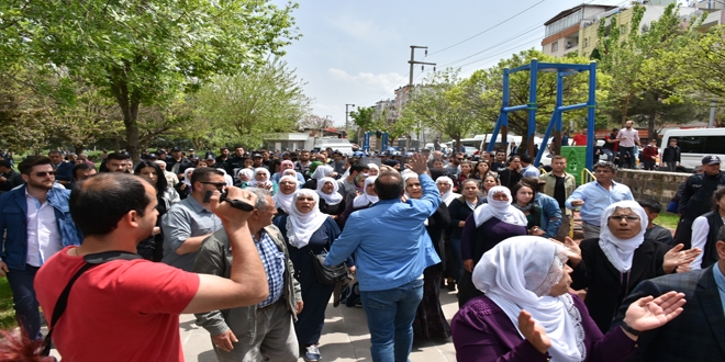 Polisten 'bizi annelerle karşı karşıya getirmeyin' uyarısı