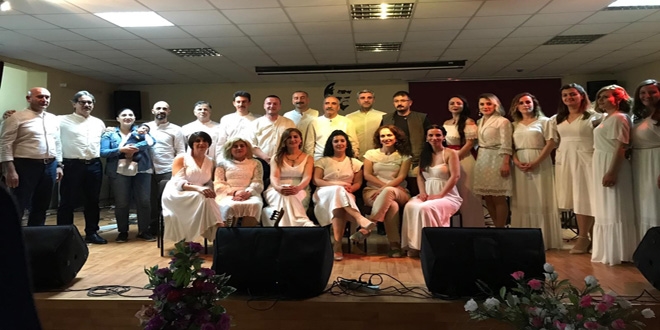 Öğretmenler, koro kurdu ilçe sakinlerine konser verdi