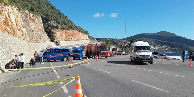 İtfaiye aracına çarpan motosikletli hayatını kaybetti
