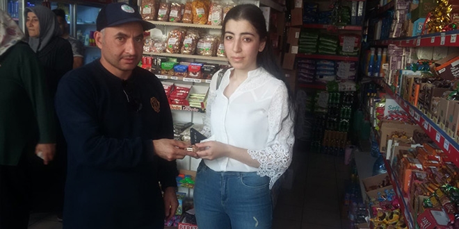 Belediye personeli bulduğu bileziği sahibine teslim etti
