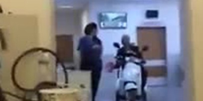 Motosikletiyle hastaneye muayene olmaya girdi