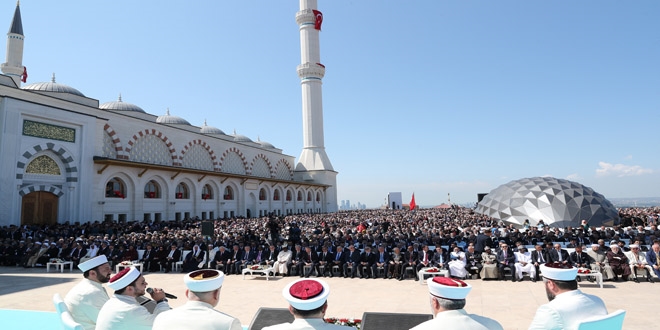 Türkiye'nin en büyük camisi açıldı
