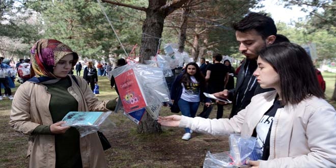 Kampüsteki ağaçlar kitap açtı