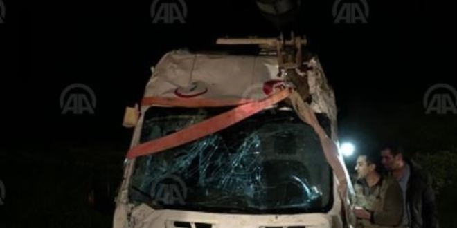 İdil'de ambulans devrildi: 3 yaralı