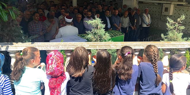 Öğretmenlerini son yolculuğunda yalnız bırakmadılar