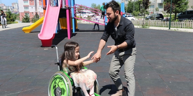 Tango yapan Zeynep ve Çağlar öğretmene destek yağdı