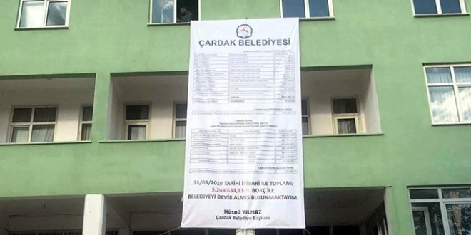 Başkan borçları binaya astı, eski başkan tepki gösterdi