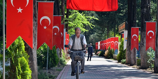 ehit babas, hakarete uramamak iin bisiklete biniyor