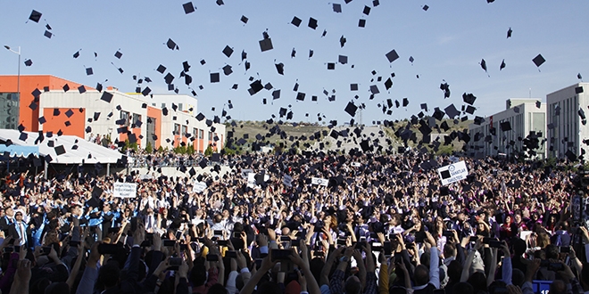 niversite'den mezun olan renciler kep att