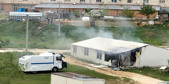 Barakada çıkan yangını 'TOMA' söndürdü