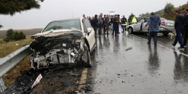 Burdur'da otomobille cip çarpıştı: 2'si turist 6 yaralı