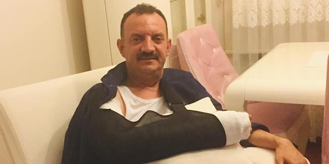 Başkan yardımcısı top oynarken kolunu kırdı