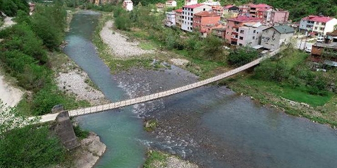 Köylerine gitmek için tehlikeyi göze alıyorlar