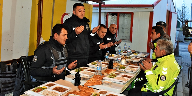 lk iftarlarn kontrol noktasnda nbetlee yaptlar