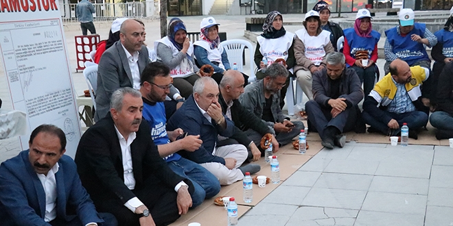 Belediyeden çıkartılan işçiler simit ve suyla oruç açtı