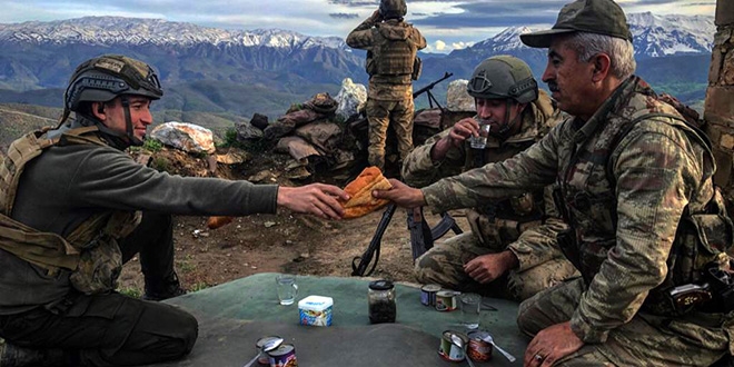 Komandoların üs bölgesinde ilk iftarı