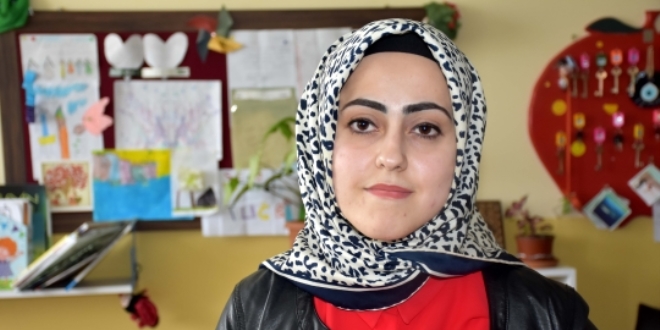 Öğretmen, boş zamanlarında erken yaşta evliliğin sakıncalarını anlatıyor