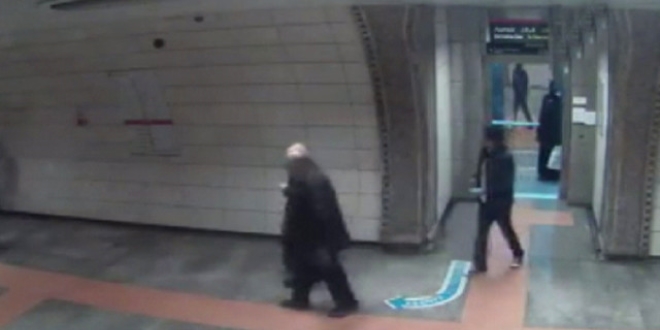 Metroda başörtülü kadına küfür edip tüküren kişiye hapis