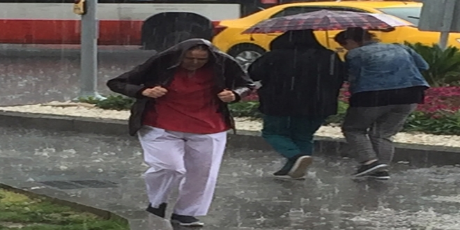 İzmir'de sağanak ve dolu etkili oldu